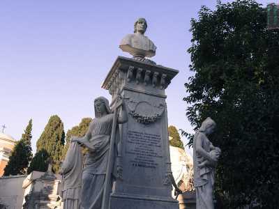Il complesso funerario di Francesco Saverio Abbrescia, composto da quattro figure femminili posizionate intorno a un piedistallo sul quale � collocato il busto del defunto